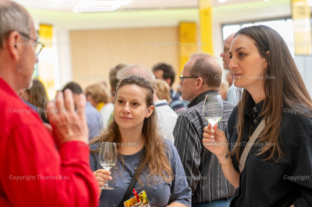 DSC_5272 | bbe. Bensheim, Bürgerhaus, Bergsträßer Weintreff Rolf Freiberger beim Ausschank, ,, Bild: Thomas Neu
