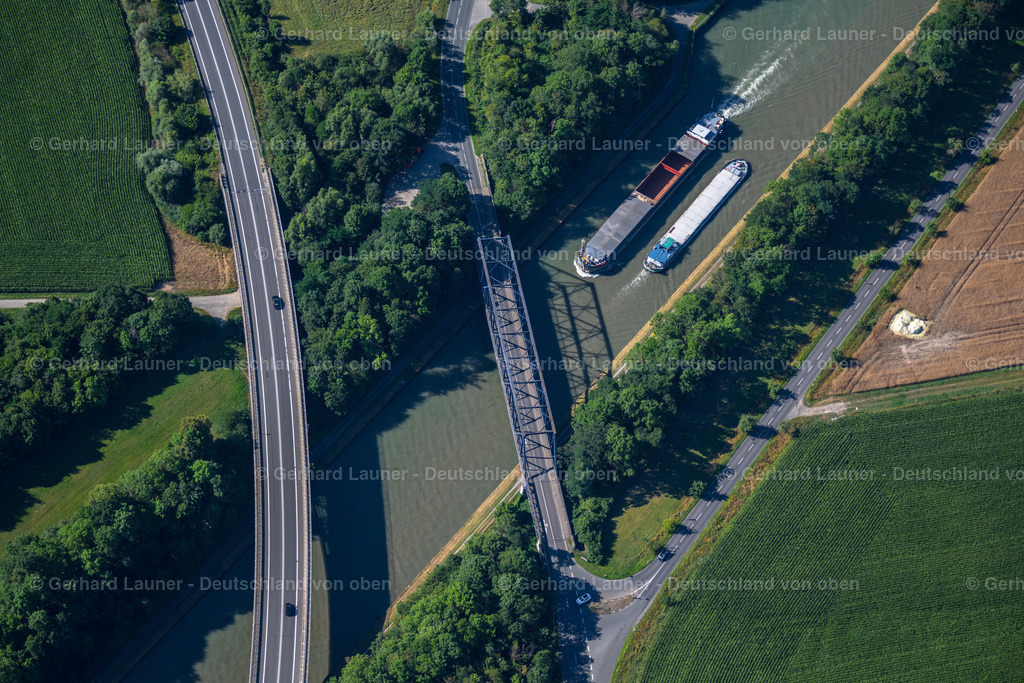 4034953 | BRAUNSCHWEIG 31.07.2020 Schiffe und Schleppverbände der Binnenschiffahrt in Fahrt auf der Wasserstraße des Flußverlaufes " Mittellandkanal " in Braunschweig im Bundesland Niedersachsen, Deutschland. // Ships and barge trains inland waterway transport in driving on the waterway of the river " Mittellandkanal " in Brunswick in the state Lower Saxony, Germany. Foto: Gerhard Launer