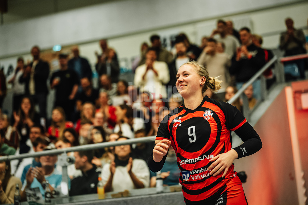 Volleyball | Frauen | Saison 2025/2026 | Volleyball Bundesliga | ETV Hamburger Volksbank Volleys vs. Dresdner SC | 15.11.2025 | Luise Klein (#9, ETV Hamburger Volksbank Volleys) läuft in die Arena ein