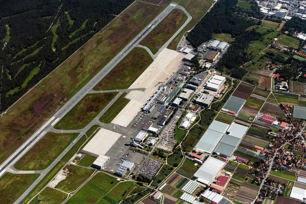 dr__0071390.jpg | NüRNBERG 12.08.2021 Start- und Landebahnen mit Rollwegen Hangaranlagen und Terminals auf dem Gelände des Flughafen im Ortsteil Nordwestliche Außenstadt in Nürnberg im Bundesland Bayern, Deutschland. // Runway with hangar taxiways and terminals on the grounds of the airport in the district Nordwestliche Aussenstadt in Nuremberg in the state Bavaria, Germany. Foto: Daniel Reiter