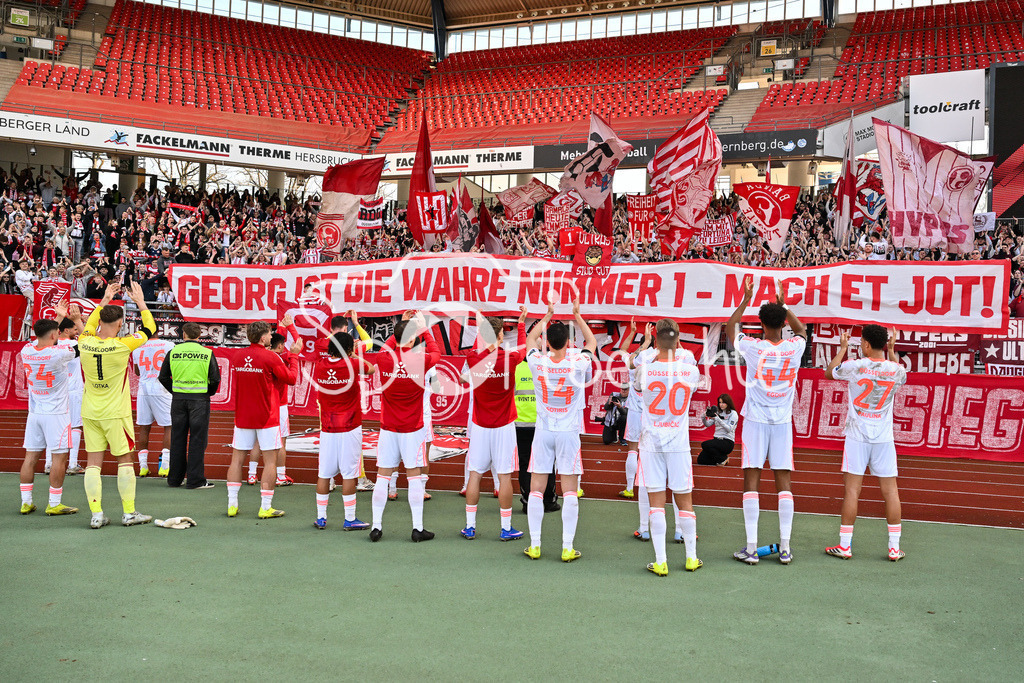 1. FC Nürnberg - Fortuna Düsseldorf | NUREMBERG, GERMANY - 07. MARCH:  Die Spieler der Fortunen feiern zusammen mit den Fans den Auswärtssieg in Nürnberg nach dem Match zwischen dem 1. FC Nürnberg und Fortuna Düsseldorf am 25. Spieltag der 2. Bundesliga im Max Morlock Stadion / DFL REGULATIONS PROHIBIT ANY USE OF PHOTOGRAPHS AS IMAGE SEQUENCES AND/OR QUASI-VIDEO