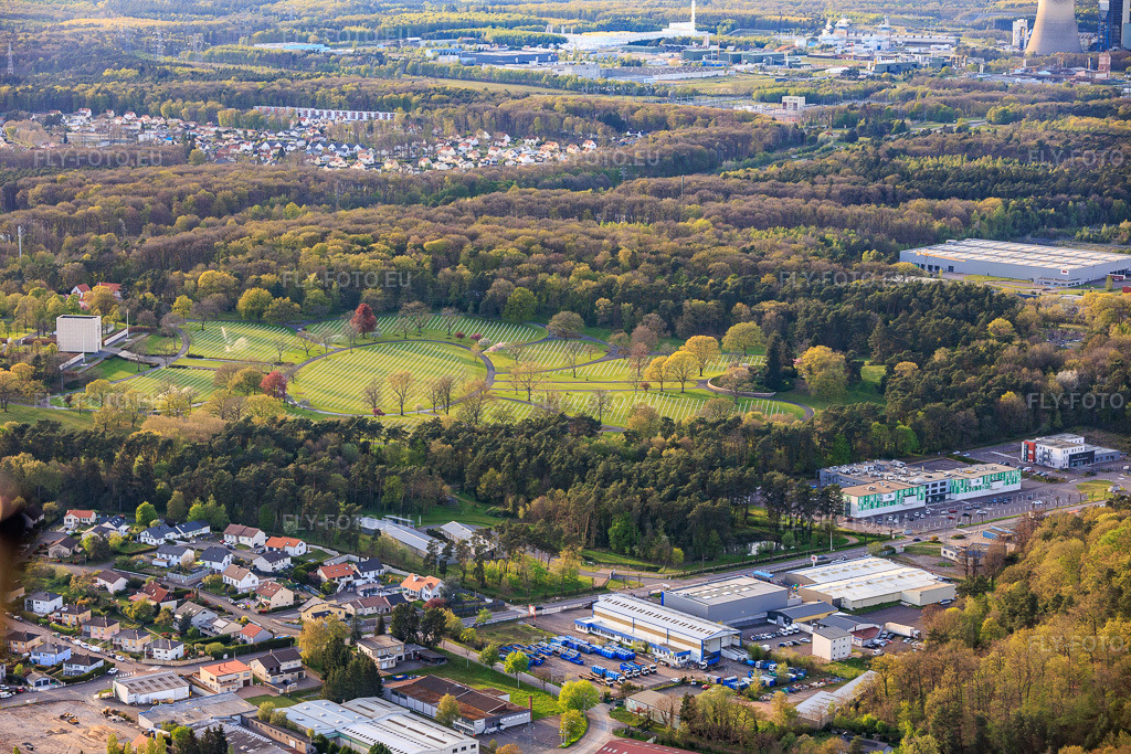 Vue aérienne: Rangées de pierres tombales et parc au cimetière militaire américain et site commémoratif de Saint-Avold à le quartier Forêts de Zang et du Steinberg in Saint-Avold dans le département Moselle, France.Photo: IMG_154289.jpg prise le 17/04/2026 par Werner Riehm/FLY-FOTO.euRésolution de l'original: 6000 x 4000 pxAbout Lorraine American Cemetery - American Battle Monuments Commission (ABMC)