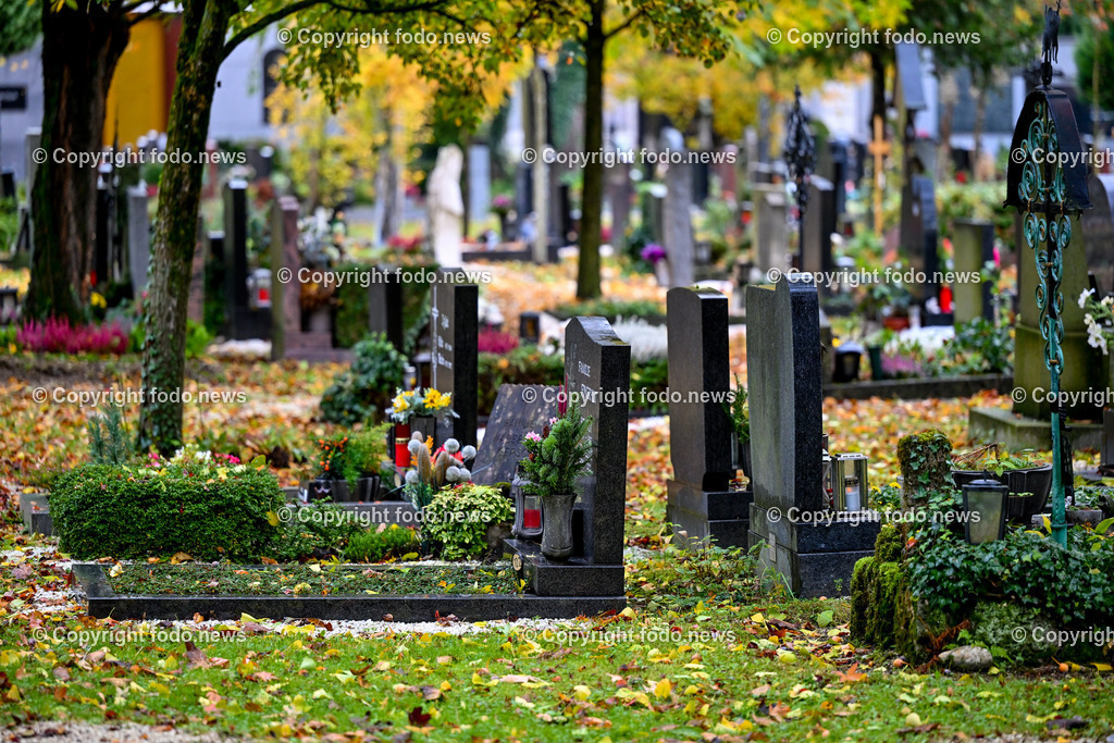 Friedhof_ Allerheiligen_ 26.10.2025-5 | 26.10.2025, Friedhof, AUT, Allerheiligen, Themenbilder im Bild Friedhof, Kreuz, Kruzifix, Jesu Christi, Allerheiligen, Engerl, Engel, Kerzen, Grab, Grablicht, Blumen, Skulptur, Grabstein, Symbolbild, Grablaterne, Grabkerze, Grabkerzen, Grablichter, Kerze, Grabkreuz, Gedenken, Bestattung, Verstorbene, Totenruhe, Grab, Urne, Blumenschmuck, Schmuck, Besucher, Feature, kreativ, creativ, Linz