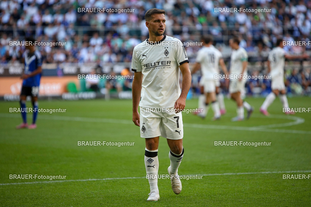 Borussia Mönchengladbach vs Hamburger SV - Bundesliga  | Mönchengladbach, Deutschland, 24.08.25:   Kevin Stöger (Borussia Mönchengladbach) schaut waehrend des Spiels der Bundesliga zwischen Borussia Mönchengladbach vs Hamburger SV im Stadion im Borussia Park(Foto von Brauer-Fotoagentur / Adrian Schlueter)