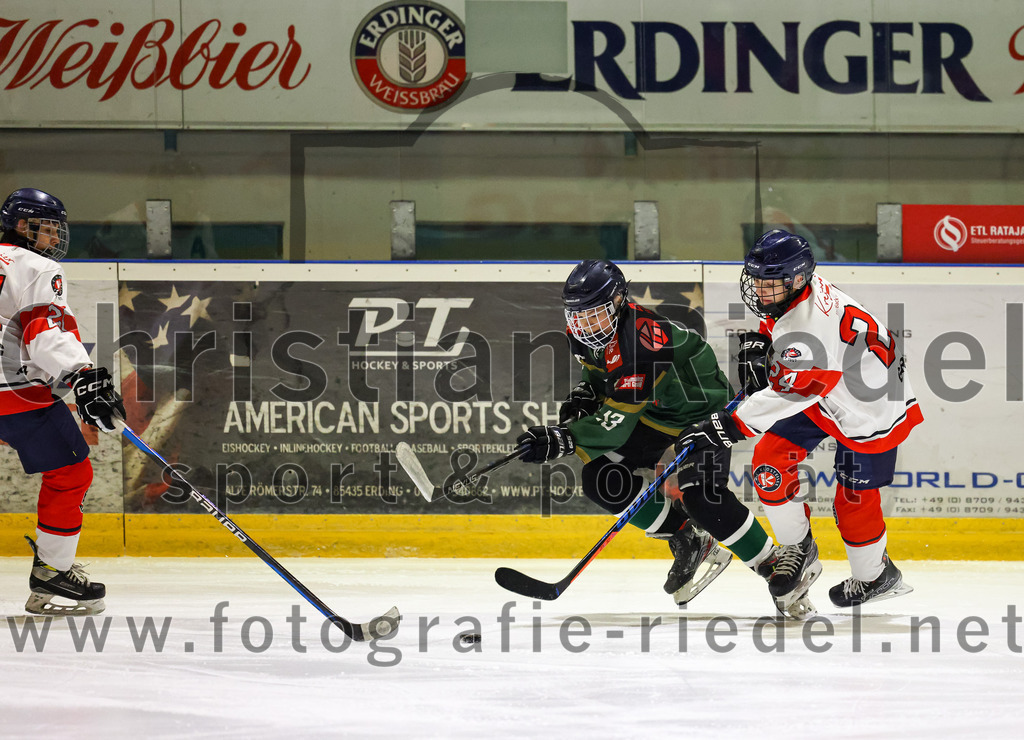 2022-12-04_054_TSV_Erding_gegen_EHC_Klostersee | Erding, Deutschland, 04.12.2022:
Eishockey, Bayernliga U17 2022 / 2023, 11. Spieltag, TSV Erding gegen EHC Klostersee, Endergebnis: 3:5

Vladyslav Butko (Erding Gladiators, #13), Jan Markmann (EHC Klostersee, #24)

Foto: Christian Riedel / fotografie-riedel.net