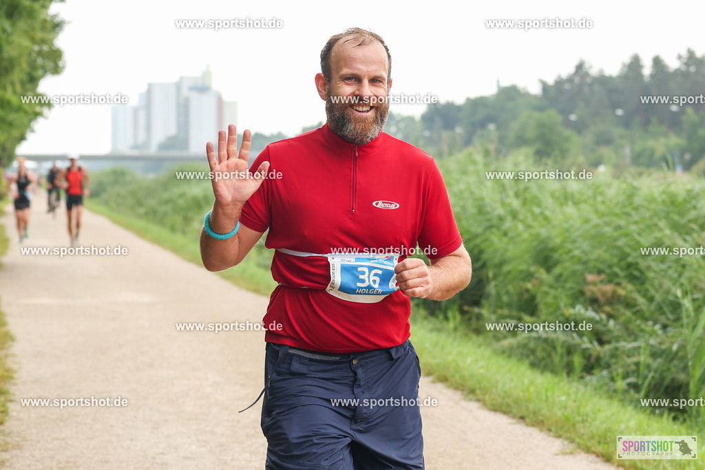 LUR_1780 | 34. M-net Erlanger Triathlon 2025 #erlangertriathlon  #mnettriathlon2025 #mnettriathlon #team #olympischedistanz #mitteldistanz #triathlon #maindonaukanal  #erlangertriathlon2025 #yourpictrs #tv1848 #tv1848erlangen  #triathlonbayern #sportinerlangen #demsportverbunden #sportshot_your_pictrs Copyright: www.sportshot.de