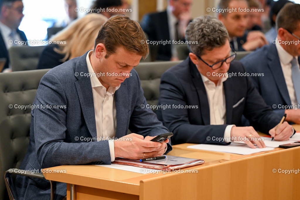 Landhaus Linz_ Promenade_ Landtagssitzung_ 11.04.2024-72 | 11.04.2024, Landhaus Linz AUT, Promenade, Landtagssitzung, im Bild LR Stefan Kaineder (Die Gruenen), LR Michael Lindner (SP)