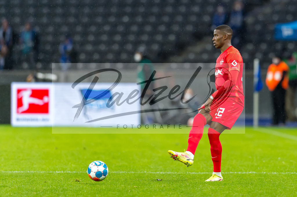 BSCRBL20220220_123 | Fussball, Herren: Nordi Mukiele (RB Leipzig) in Aktion, am Ball, Einzelaktion bei dem Spiel der 1. Bundesliga zwischen Hertha BSC und RB Leipzig im Olypiastadion am 20.02.2022 in Berlin, Deutschland.DFB / DFL REGULATIONS PROHIBIT ANY USE OF PHOTOGRAPHS AS IMAGE SEQUENCES AND/OR QUASI-VIDEO. - Realisiert mit Pictrs.com
