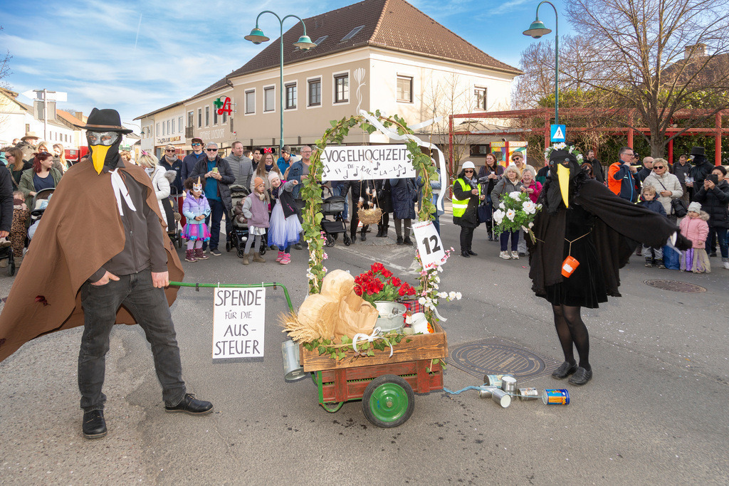 Umzug2025-172_9846 | Fotostrecke: FASCHINGSUMZUG 2025 in Loosdorf. 22 Masken(gruppen)-Teilnehmer: Loosdorfer Vereine, Wirtschaftstreibende, Gemeindeabordnungen sowie Kreditinstitute. rund 700 Besucher entlang der Hauptstrasse. Veranstaltungs-Sicherung durch Mannschaft der FF-Loosdorf mit schwerem Gerät. Maskenprämierung am EKZ-Platz durch Bgm. Thomas Vasku in den Kategorien: Bester Festwagen (Fa. gkonzept-Groissenberger; Beste Personengruppe-ASK-Loosdorf; Beste Einzelperson; Weiteste Anreise-FF Schollach;