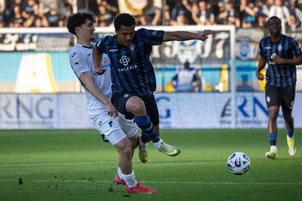 Fußball 3. Liga, Saison 2025/26, 32. Spieltag: Waldhof Mannheim gegen TSG Hoffenheim II | Fußball 3. Liga, Saison 2025/26, 32. Spieltag: Waldhof Mannheim gegen TSG Hoffenheim II***Zweikampf zwischen Samuel Abifade (17, Mannheim) und Floria Micheler (14, Hoffenheim) - Realisiert mit Pictrs.com