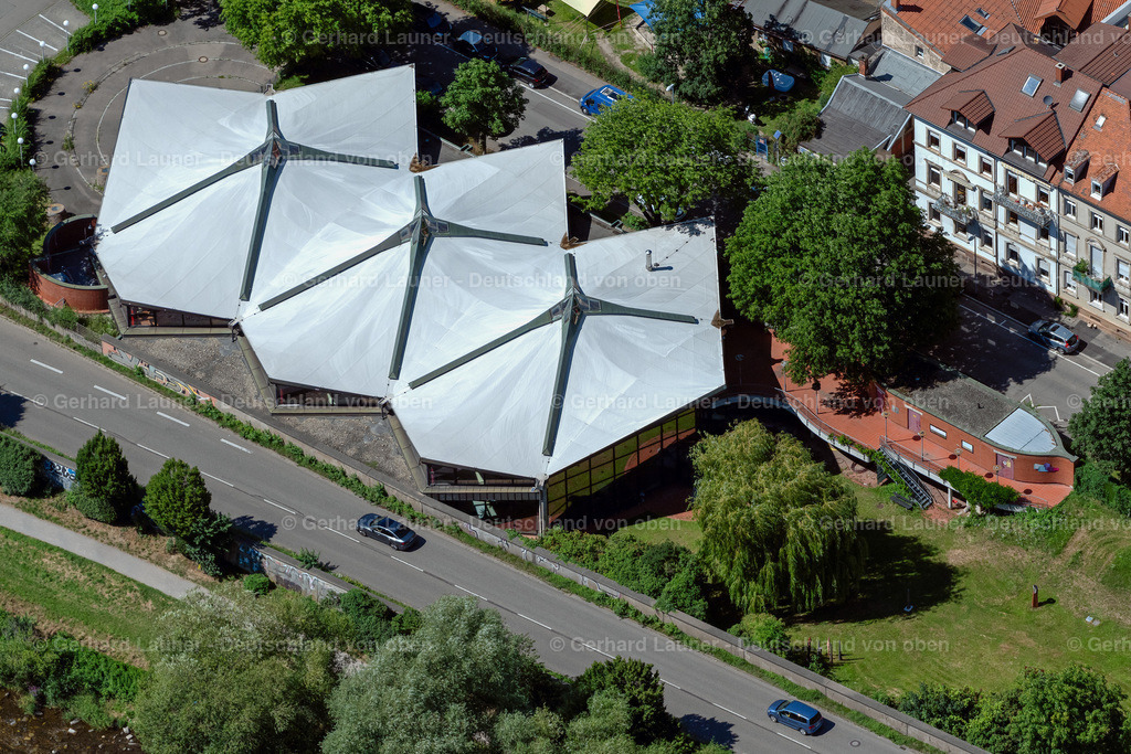 4033352 | FREIBURG IM BREISGAU 30.06.2020 Dachkonstruktion der Schwimmhalle "Faulerbad" in Freiburg im Breisgau im Bundesland Baden-Württemberg, Deutschland. Weiterführende Informationen bei: Regio Bäder GmbH. // Indoor swimming pool "Faulerbad" in Freiburg im Breisgau in the state Baden-Wuerttemberg, Germany. Further information at: Regio Baeder GmbH. Foto: Gerhard Launer