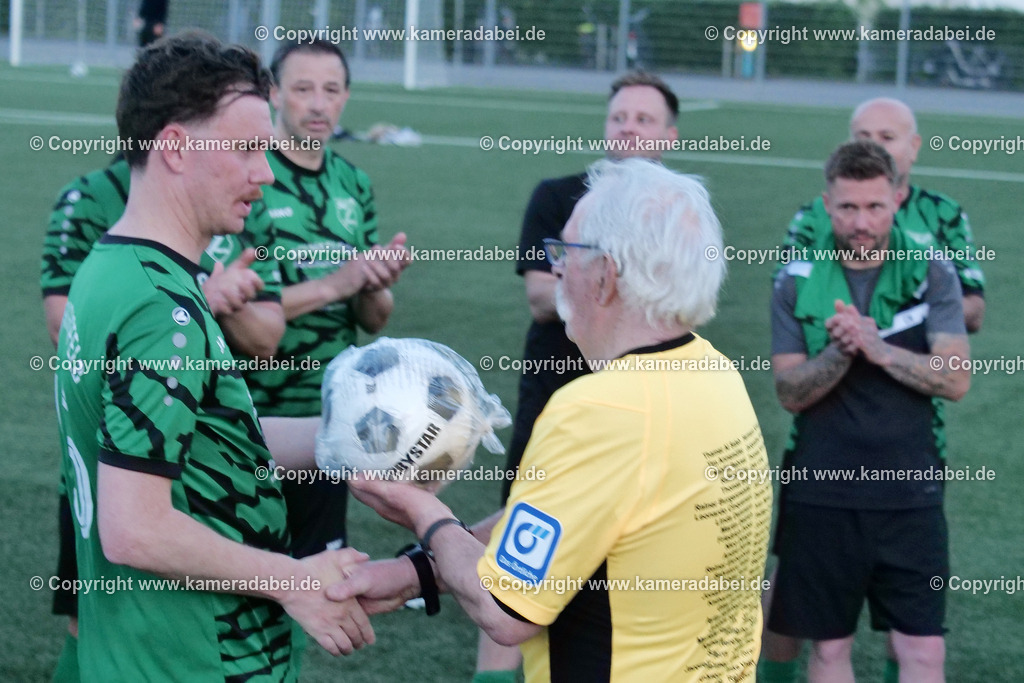 Fußball Kreispokal 25/26 Ü 32 : Spiel um Platz 3 : SV 08/29 Friedrichsfeld - SV Ringenberg AH  2 : 1 | Fußball Kreispokal 25/26 Ü 32 : Spiel um Platz 3 : SV 08/29 Friedrichsfeld - SV Ringenberg AH  2 : 1Spielort : Voerde Friedrichsfeld - Realisiert mit Pictrs.com
