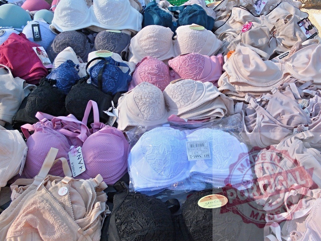 Displaying women's bras on a street market stall | Assortment of colorful women's bras for sale at an outdoor market stall - Realisiert mit Pictrs.com
