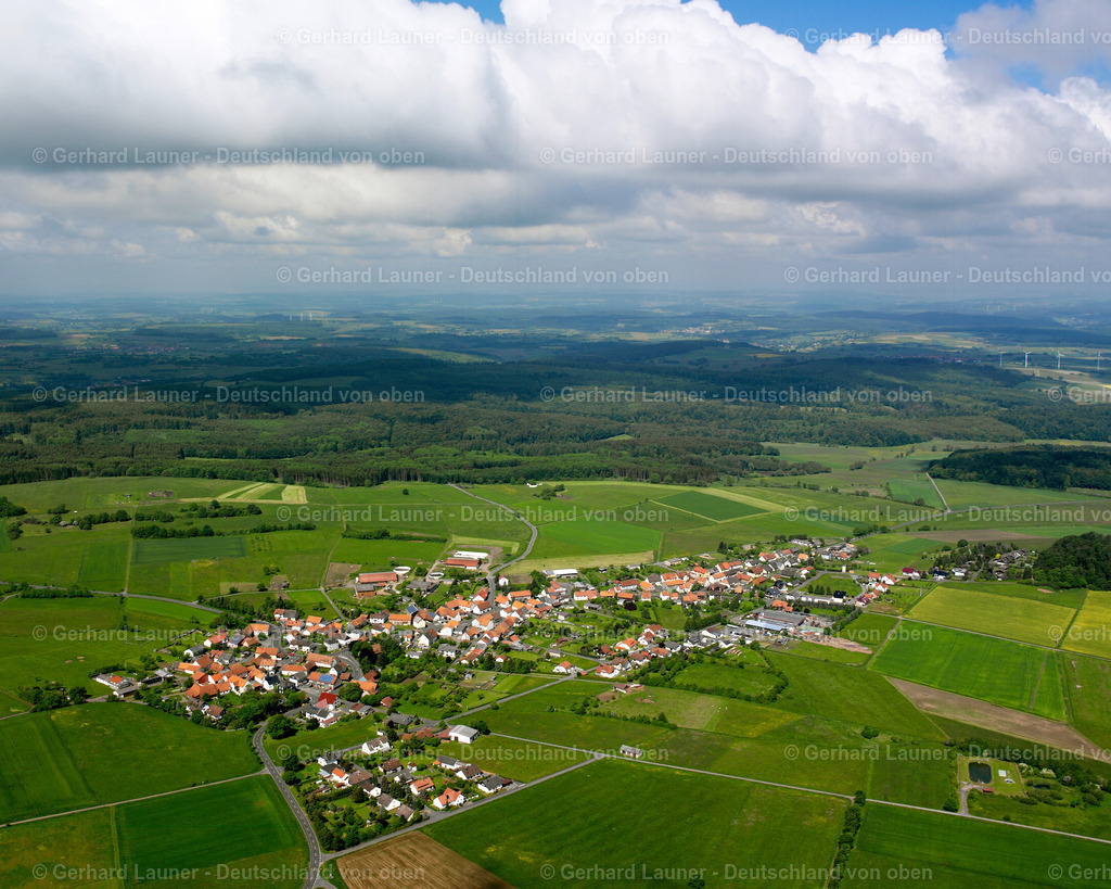 2615425 | MEICHES 09.06.2006 Ortsansicht am Rande von landwirtschaftlichen Feldern und Nutzflächen  in Meiches im Bundesland Hessen, Deutschland // Village view on the edge of agricultural fields and land  in Meiches in the state Hesse, Germany Foto: Gerhard Launer