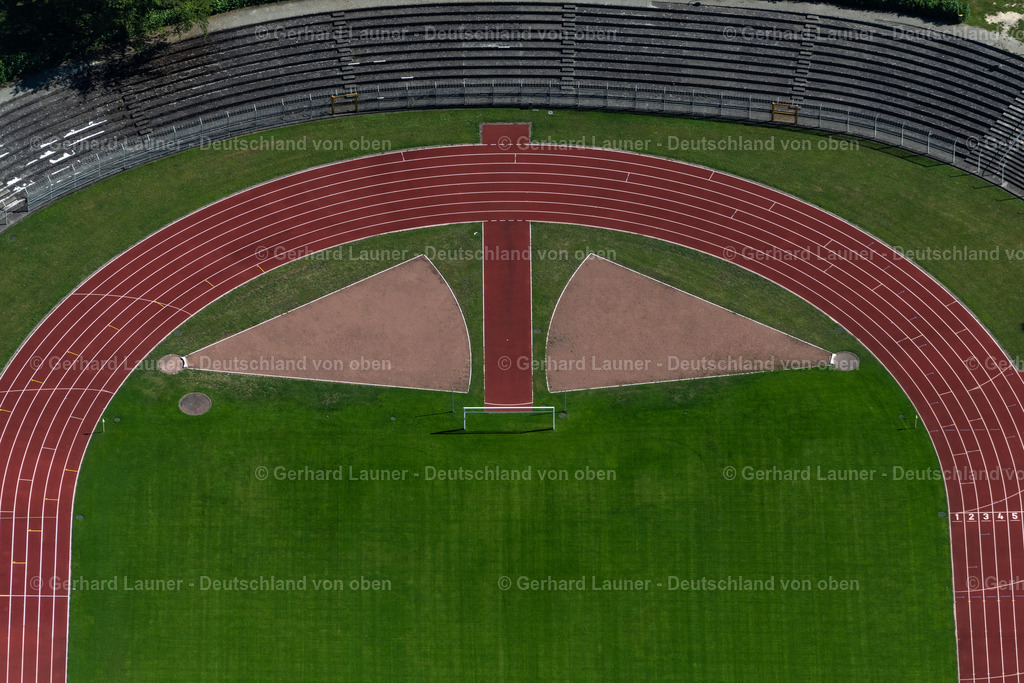 4032169 | KONSTANZ 12.06.2020 Fußball- Stadion Bodenseestadion und im Vordergrund das Schloss Seeheim und das Strandbad Horn in Konstanz im Bundesland Baden-Württemberg, Deutschland. // Football stadium Bodenseestadion and in Vordergrand das Schloss Seehein in Konstanz in the state Baden-Wuerttemberg, Germany. Foto: Gerhard Launer