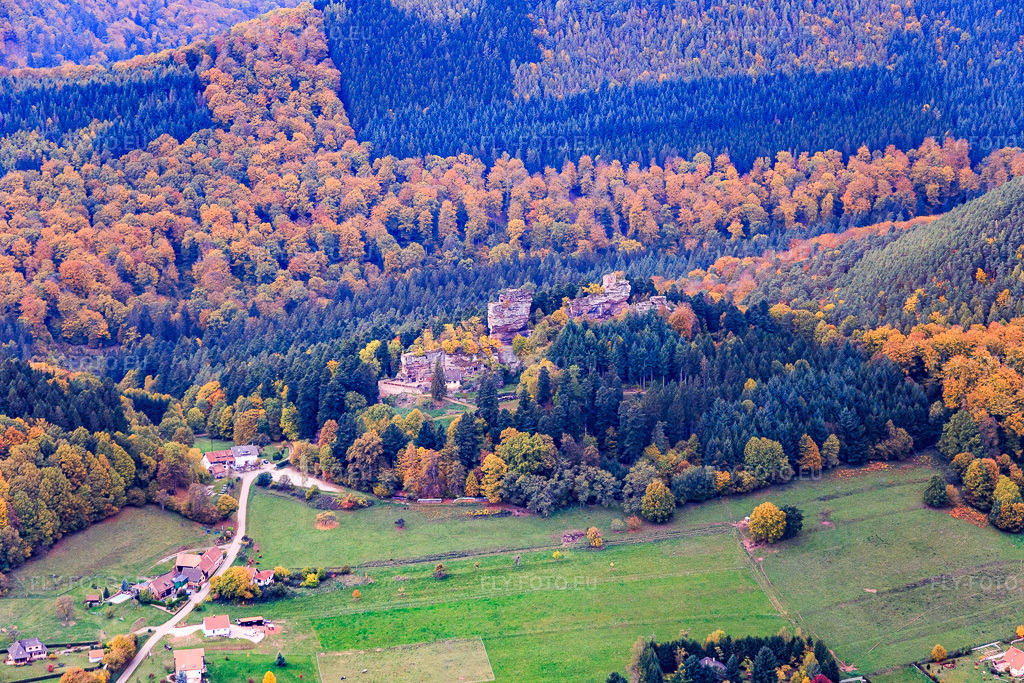 Vue aérienne: Château du Vieux-Windstein à Windstein dans le département Bas Rhin, France – .Photo: IMG_084628.jpg prise le 23/10/2015 par Werner Riehm/FLY-FOTO.eu – Résolution de l'original: 5472 x 3648 px – Le château du Vieux-Windstein - Châteaux Forts Alsace