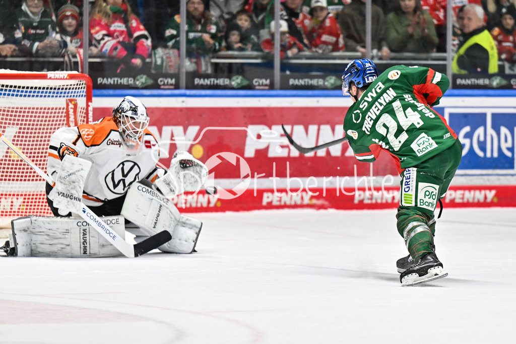 Augsburger Panther - Grizzlys Wolfsburg | AUGSBURG, GERMANY - 15. MARCH: in dieser Szene scheitert T. J. TREVELYAN (Augsburger Panther 24) mit seinem Penalty an Dustin STRAHLMEIER (Grizzlys Wolfsburg 1) während dem Match zwischen den Augsburger Panthern und den Grizzlys Wolfsburg am 52. Spieltag der Penny DEL im Curt Frenzel Stadion