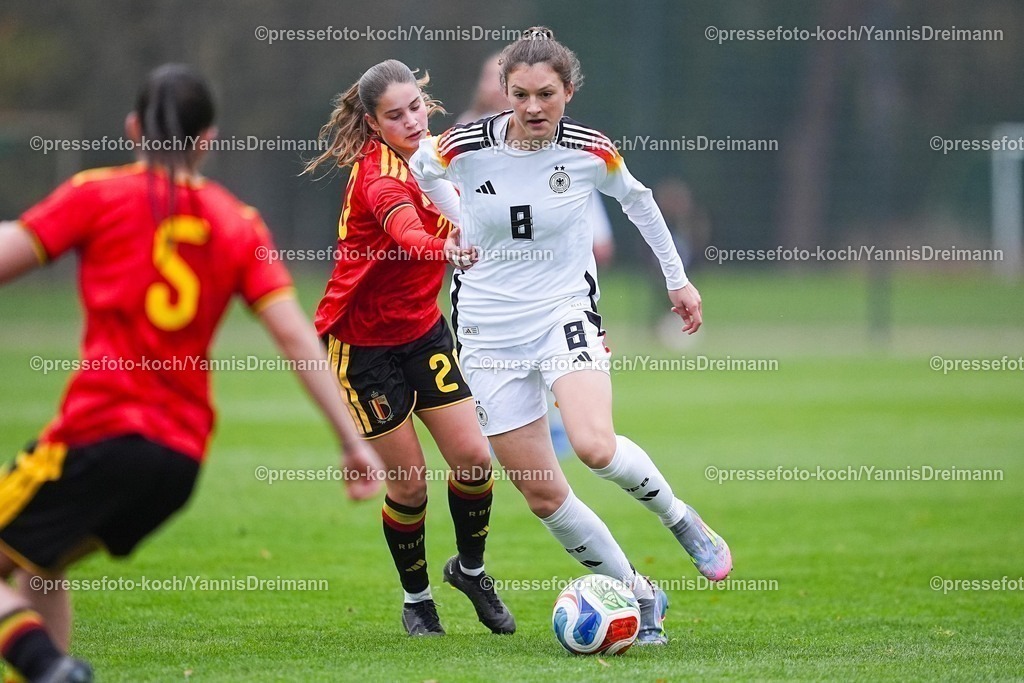xYDRx26112501007 | 26.11.2025, xydrx, Fußball, Länderspiel, EM-Qualifikation U19-Frauen, Belgien - Deutschland, Sportschule Wedau: Nel Neyrinck (BEL #20) im Zweikampf gegen Lotta Wrede (GER #8)