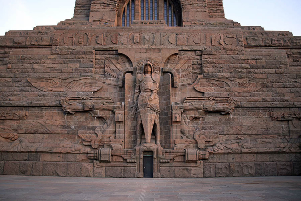 Foto: Leipzig - Völkerschlachtdenkmal - Erzengel Michael am Eingang | Das Team hinter BILDLEXIKON LEIPZIG bündelt historische wie aktuelle Informationen über die Stadt Leipzig in Text und Bild auf einer Plattform und stellt diese der interessierten Öffentlichkeit zur Verfügung.
