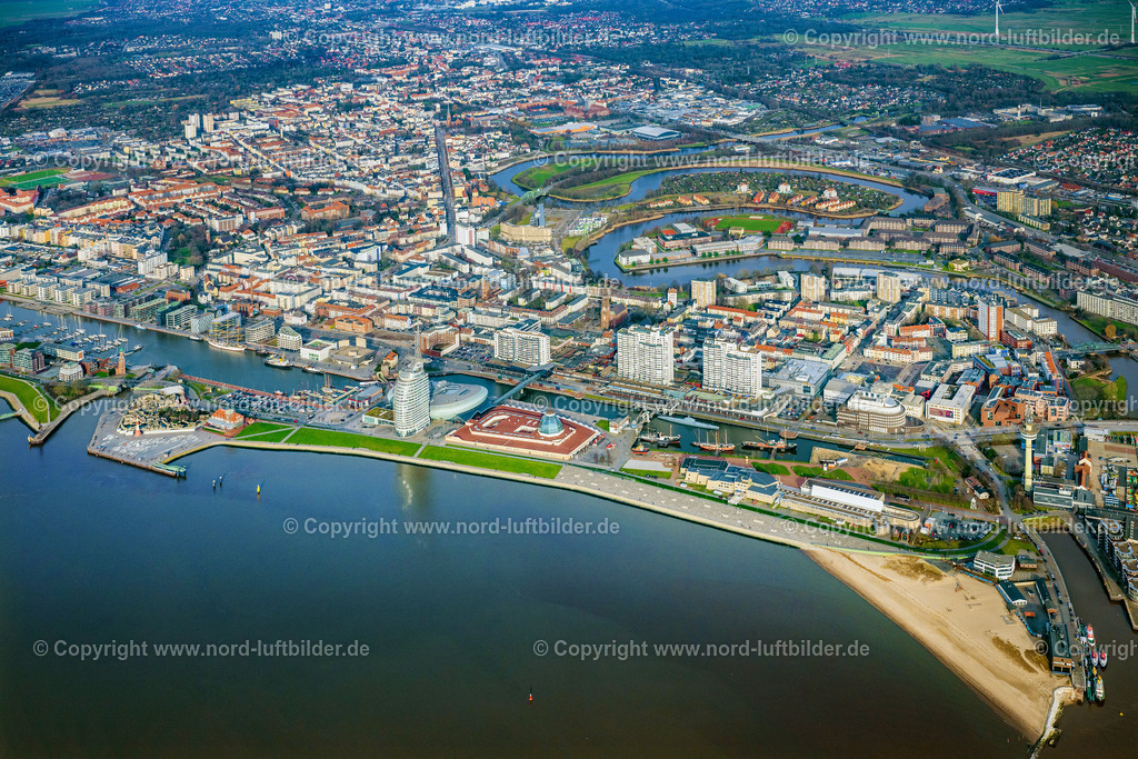 Bremerhaven_ELS_3829040223 | BREMERHAVEN 04.02.2023 Stadtansicht am Ufer des Flußverlaufes der Weser in Bremerhaven im Bundesland Bremen, Deutschland. Weiterführende Informationen bei: HaRuFa Maritime Tourismus GmbH,  Zoo am Meer Bremerhaven GmbH. // City view on the river bank of the Weser river in Bremerhaven in the state Bremen, Germany. Further information at: HaRuFa Maritime Tourismus GmbH,  Zoo am Meer Bremerhaven GmbH. Foto: Martin Elsen