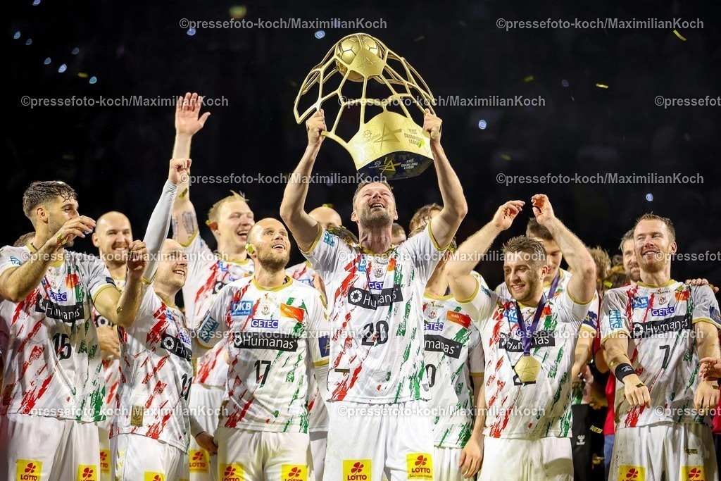 KoeEHF15062502094 | 15.06.2025, Handball, Finale TruckScout24 EHF FINAL4, LANXESS arena Köln, Füchse Berlin - SC Magdeburg: SC Magdeburg ist Champions League Sieger - Siegerehrung Ehrung Pokalübergabe nach dem Spiel. Die Mannschaft feiert den SIeg. Philipp Weber (Magdeburg #20) 