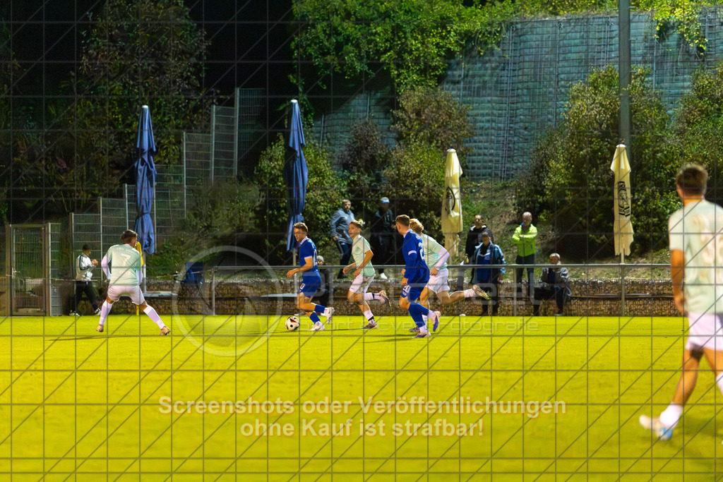 20261015_195039_0059_(c)_by_PhotoPeet | #,TSG Salach (türkis) vs. VfB Neuffen (blau), Fußball, Bezirksliga - Bezirk Neckar/Fils, 08. Spieltag, Saison 2026/2027, Rasensportplatz, Staufenecker Straße, 73084 Salach, 15.10.2026 - 19:30 Uhr,Foto: PhotoPeet / Sport- &amp; Eventfotografie / Peter Harich