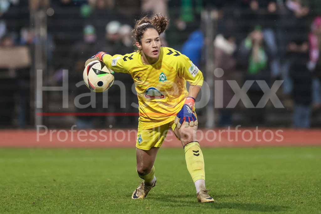 Fussball, Google Pixel Frauen-Bundesliga, SV Werder Bremen - VfL Wolfsburg | v.li.: Livia Peng (Torhüterin, Torwart, SV Werder Bremen, 1) am Ball, Freisteller, Einzelbild, Ganzkörper, Aktion, Action, Spielszene, DIE DFB-RICHTLINIEN UNTERSAGEN JEGLICHE NUTZUNG VON FOTOS ALS SEQUENZBILDER UND/ODER VIDEOÄHNLICHE FOTOSTRECKEN. DFB REGULATIONS PROHIBIT ANY USE OF PHOTOGRAPHS AS IMAGE SEQUENCES AND/OR QUASI-VIDEO.