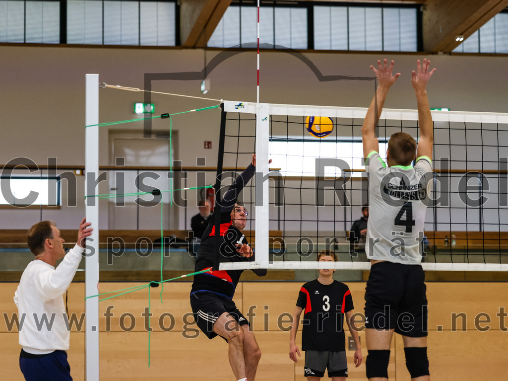 2021-11-27_058_TuS_Oberding_II_gegen_MTV_1881_Ingolstadt_III | Oberding, Deutschland, 27.11.2021:
Volleyball, Kreisliga 2021 / 2022, 5. Spieltag, TuS Oberding II gegen MTV 1881 Ingolstadt III, Endergebnis: 3:2

Gregor Bartkowski (TuS Oberding, #11), Karl Scholz (TuS Oberding, #3)

Foto: Christian Riedel / fotografie-riedel.net