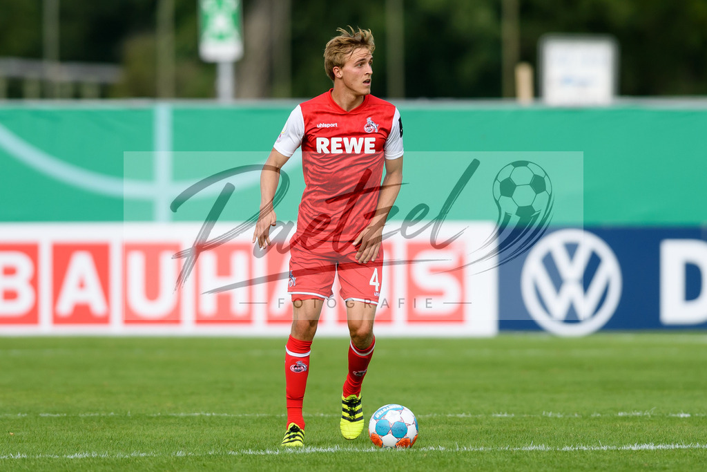 JENKOE20210808_318 | Fussball, Herren: Timo Huebers (1. FC Koeln) in Aktion, am Ball, Einzelaktion beim Spiel der 1. Runde im DFB-Pokal zwischen FC Carl Zeiss Jena und 1. FC Koeln im Ernst-Abbe-Sportfeld am 08.08.2021 in Jena, Deutschland.DFB / DFL REGULATIONS PROHIBIT ANY USE OF PHOTOGRAPHS AS IMAGE SEQUENCES AND/OR QUASI-VIDEO. - Realisiert mit Pictrs.com