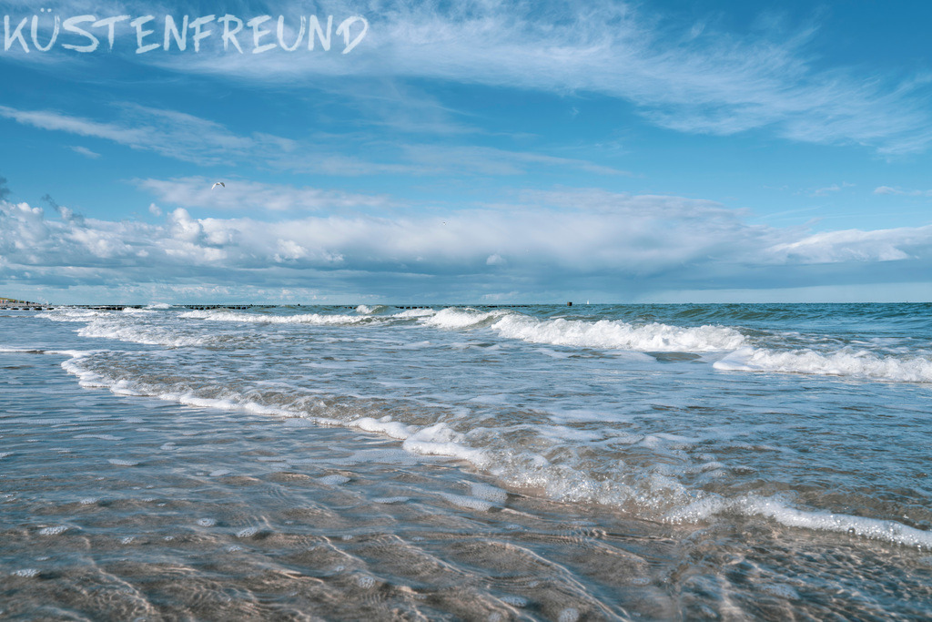 Spülsaum am Strand mit leichten Wellen // Ostseebild | Entdecke deine Lieblingslandschaft von der Küste – auf Ostsee Leinwand, Nordsee Leinwand, Alu Dibond oder Acrylglas, passend für jeden Geschmack und Raum.