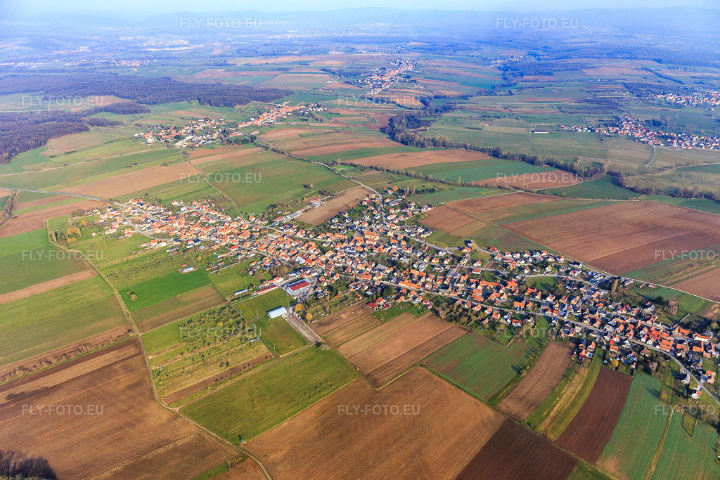 Vue aérienne: Vue d'ensemble du village depuis le sud-est à Eschbach dans le département Bas Rhin, France – .Photo: IMG_105370.jpg prise le 25/03/2018 par Werner Riehm/FLY-FOTO.eu – Résolution de l'original: 5472 x 3648 px