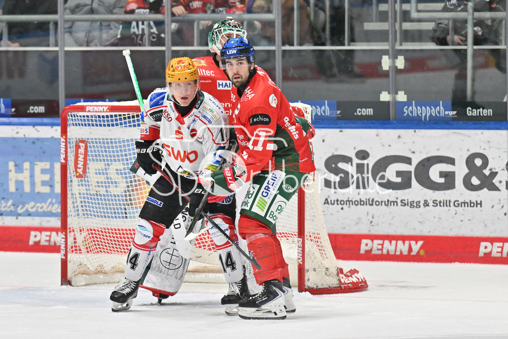 Augsburger Panther - Fischtown Bremerhaven | AUGSBURG, GERMANY - 25. JANUARY: im Duell vor Michael GARTEIG (Augsburger Panther 34 - Ross MAUERMANN (Fischtown Pinguins 14) und David FARRANCE (Augsburger Panther 4) während dem Match zwischen den Augsburger Panthern und den Fischtown Pinguins am 43. Spieltag der Penny DEL im Curt Frenzel Stadion