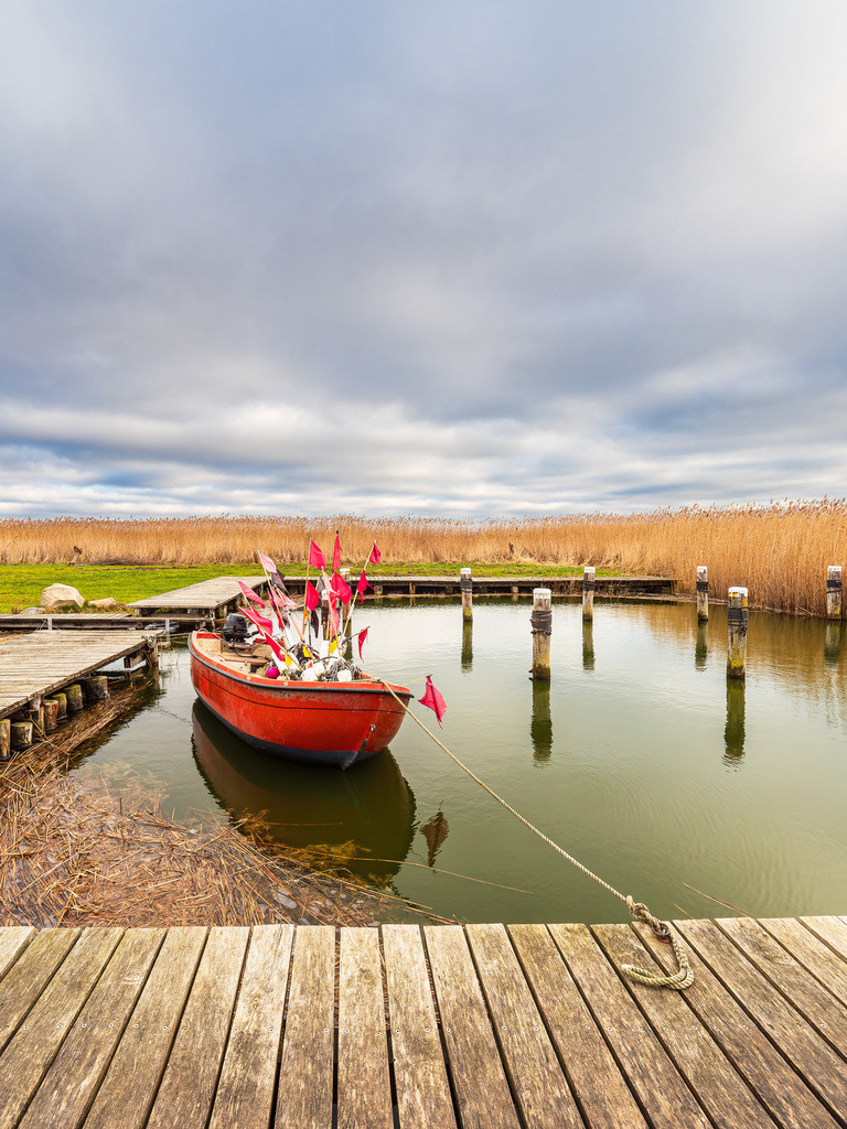 Rotes Fischerboot im Hafen von Althagen auf dem Fischland-Darß | Rotes Fischerboot im Hafen von Althagen auf dem Fischland-Darß.