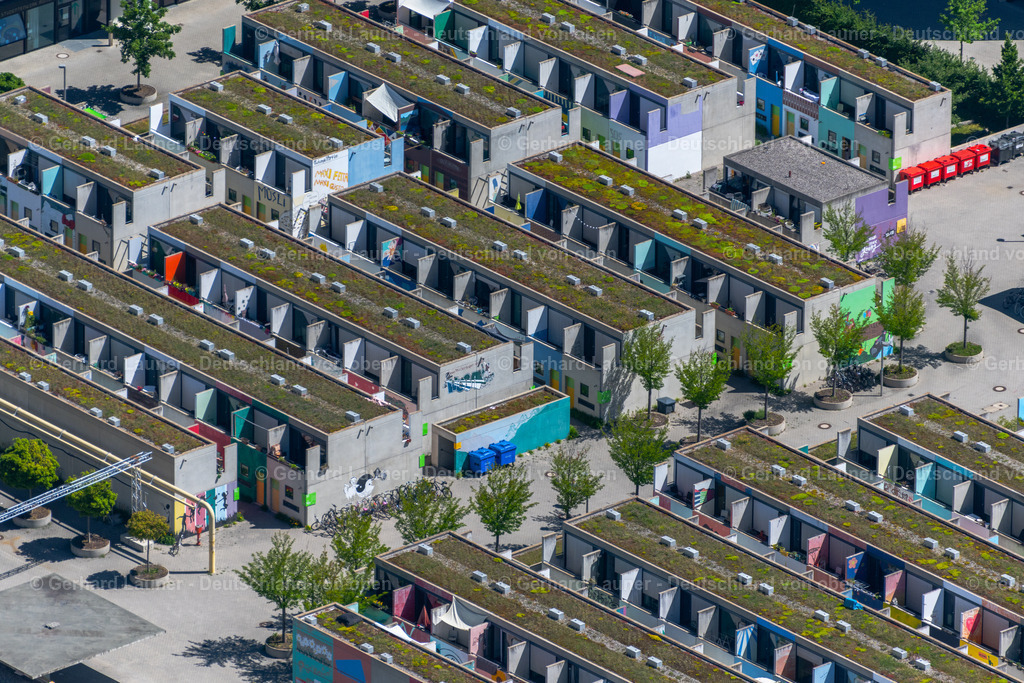 4031091 | MüNCHEN 12.06.2020 Studenten- Appartements im ehemaligen Olympiadorf im Ortsteil Milbertshofen-Am Hart in München im Bundesland Bayern, Deutschland. Weiterführende Informationen bei: Studentenwerk München. // Student Residence - Building Olympiadorf in the district Milbertshofen-Am Hart in Munich in the state Bavaria, Germany. Further information at: Studentenwerk Muenchen. Foto: Gerhard Launer