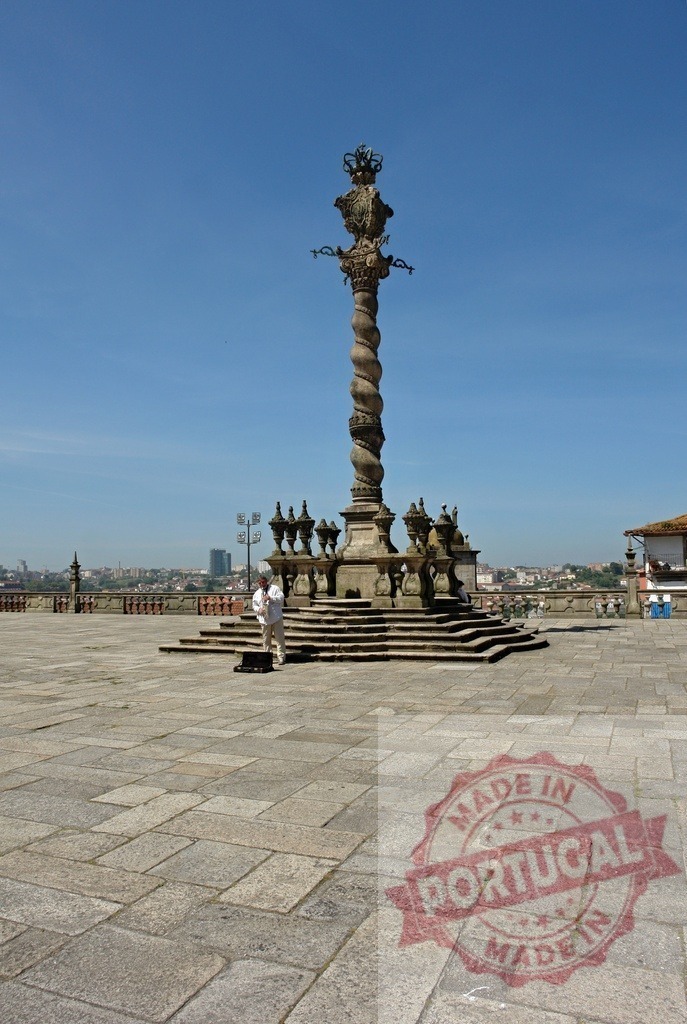 Pelourinho do Porto historical monument in Portugal | Pelourinho do Porto, an ornate stone pillory, standing in a historic square under a clear blue sky - Realisiert mit Pictrs.com