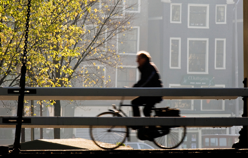 Radler quert Bruecke | Amsterdam, Niederlande - October 29, 2008: Radler quert Bruecke. - Realisiert mit Pictrs.com