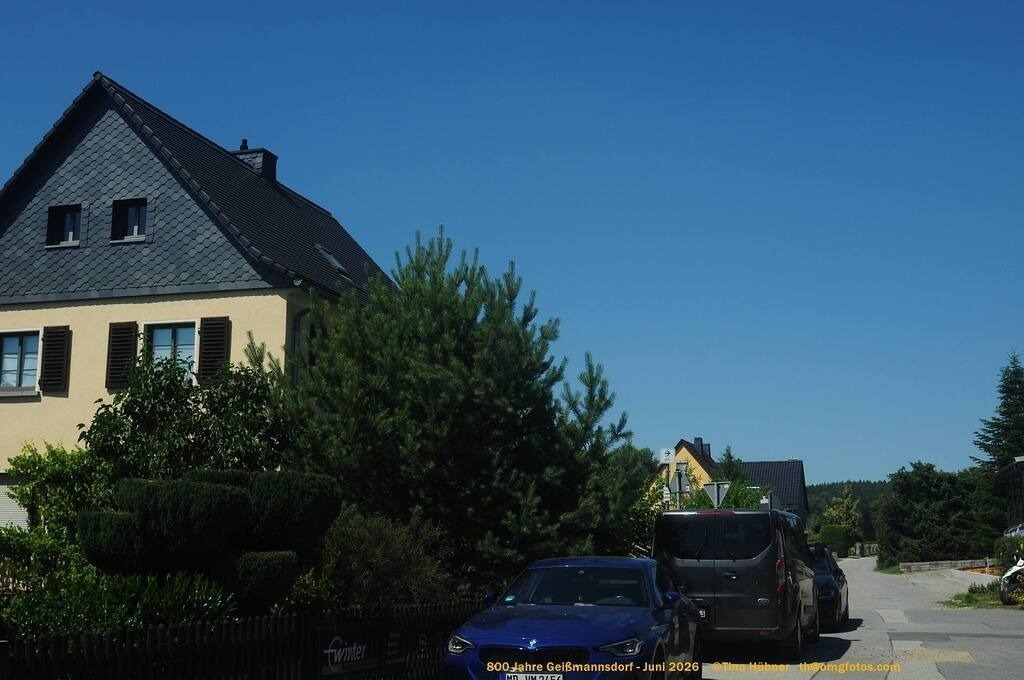 Geißmannsdorf-2026-Ortsbilder-593 | Geißmannsdorf bei Bischofswerda im Sommer 2026. Ein fotografischer Streifzug durch das Dorf Geißmannsdorf, mit Gebäuden, Straßen, Strohpuppen und geschmückten Vorgärten und Grundstücken anlässlich der 800-Jahr-Feier von Geißmannsdorf im Juni 2026 - Realisiert mit Pictrs.com