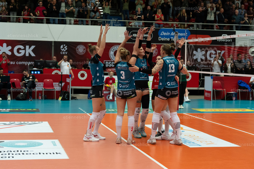 Dresdner SC - Binder Blaubären TSV Flacht, DEKRA 1. Bundesliga Frauen, Volleyball | Im Bild: Heimsieg für Dresdner SC, Lena Olliges (3, Dresdner SC), Raeven Chase (2, Dresdner SC), Lena Kindermann (13, Dresdner SC), Katerina Georgiadis (7, Dresdner SC), Mackenzie Foley (23, Dresdner SC)24.10.2026, Dresdner SC -  Binder Blaubären TSV Flacht, DEKRA 1. Bundesliga Frauen, Volleyball, Deutschland, Dresden, Cyberport Arena