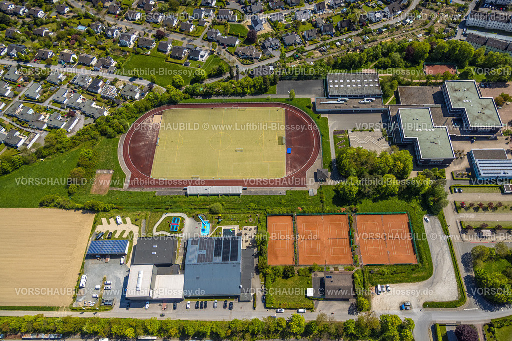 Schmallenberg230506329 | Luftbild, Sportplatz, Tennisplätze TC Schmallenberg, Freizeitwelt Sauerland, Schulzentrum mit städt. Gymnasium und Christine-Koch-Schule, Schmallenberg, Sauerland, Nordrhein-Westfalen, Deutschland