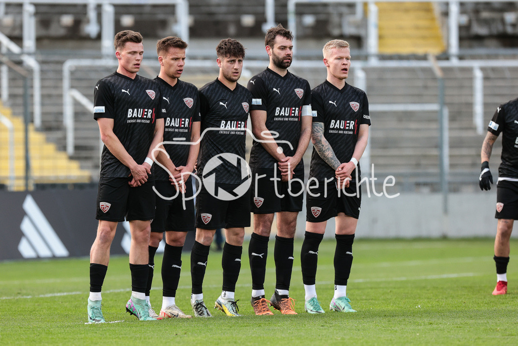 FC Bayern Amateure - TSV Buchbach | die Mauer vor dem Freistoss der Bayern
