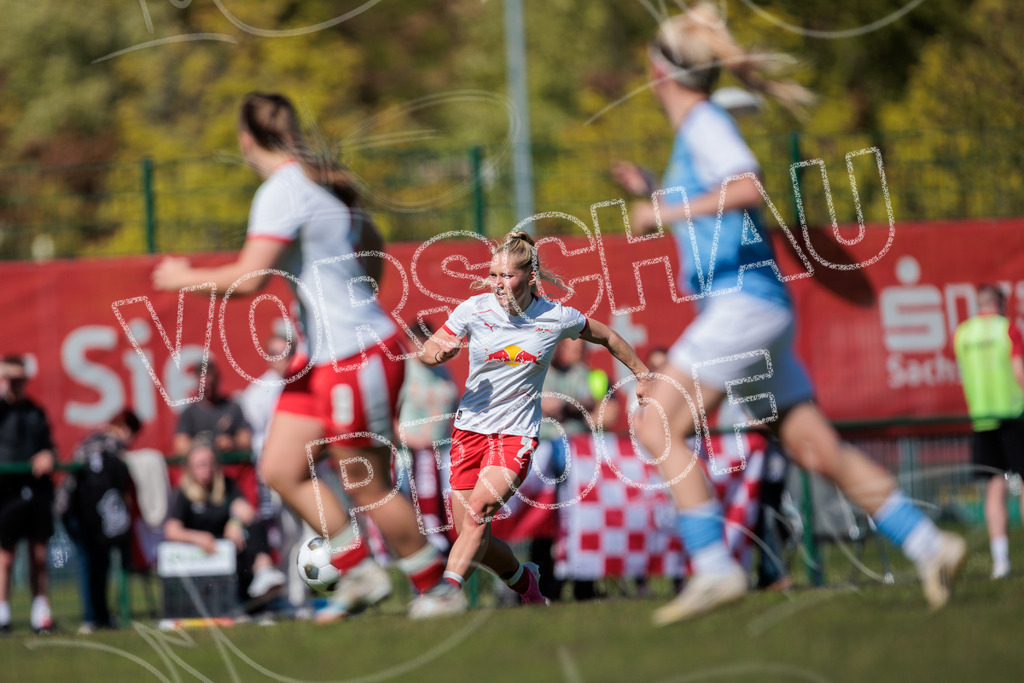 Gipfeltreffen der Frauen: Finale um den Sachsenlotto Landespokal 2026 | Am 1. Mai 2026 trafen im Endspiel des Sachsenlotto Landespokals die Frauen des Chemnitzer FC und die zweite Mannschaft von RasenBallsport Leipzig aufeinander. Vor stimmungsvoller Kulisse kämpften beide Teams ab 15:00 Uhr um die begehrte Trophäe des sächsischen Fußballs. Diese Galerie zeigt die Highlights, packende Zweikämpfe und die emotionalsten Momente des Finaltags. - Realisiert mit Pictrs.com