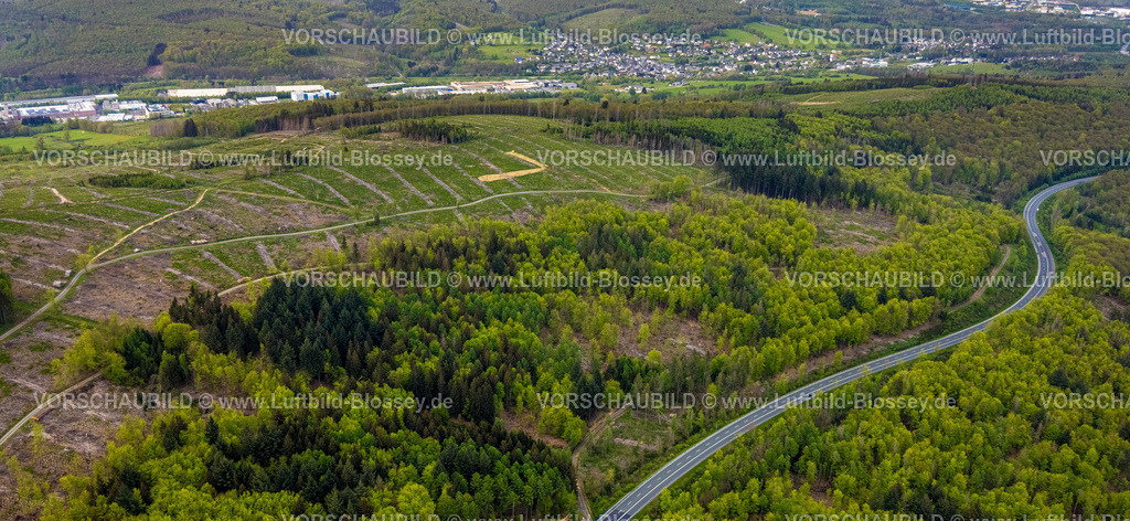 Burbach240502381GrosserStein | Luftbild, Waldgebiet und NSG Naturschutzgebiet Großer Stein mit Bundesstraße B54, Waldschäden, Hügel und Täler mit Wohngebieten, Holzhausen, Burbach, Nordrhein-Westfalen, Deutschland