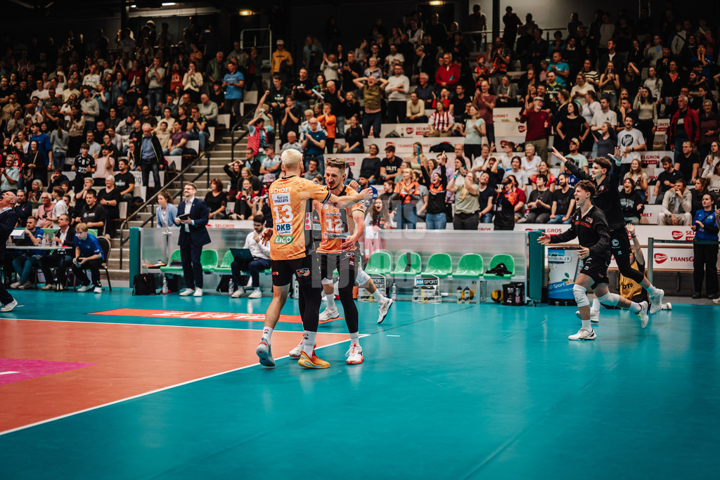 Volleyball | Herren | Saison 2025/2026 | Volleyball Ligacup | Finale | SVG Lüneburg vs. Berlin Recycling Volleys | 12.10.2024 | Berlin gewinnt den Cup, v.l. Ruben Schott (#13, BERLIN RECYCLING Volleys) und Florian Krage-Brewitz (#12, BERLIN RECYCLING Volleys) jubeln