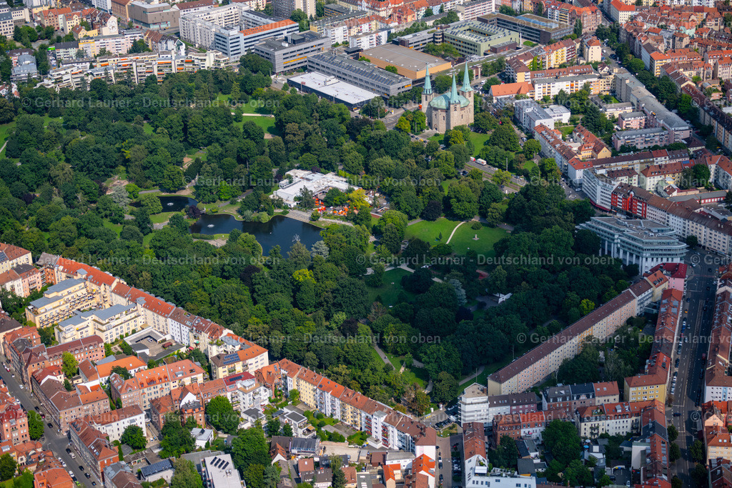 4047396 | NüRNBERG 21.08.2021 Parkanlage des "Stadtpark Nürnberg" mit Teichanlagen und dem Kulturzentrum mit Veranstaltungshalle "PARKS Nürnberg" am Berliner Platz - Bayreuther Straße im Ortsteil Maxfeld in Nürnberg im Bundesland Bayern, Deutschland. Weiterführende Informationen bei: ParkGastro GmbH. // Park of of "Stadtpark Nuernberg" and event hall "PARKS Nuernberg" on Berliner Platz in the district Maxfeld in Nuremberg in the state Bavaria, Germany. Further information at: ParkGastro GmbH. Foto: Gerhard Launer