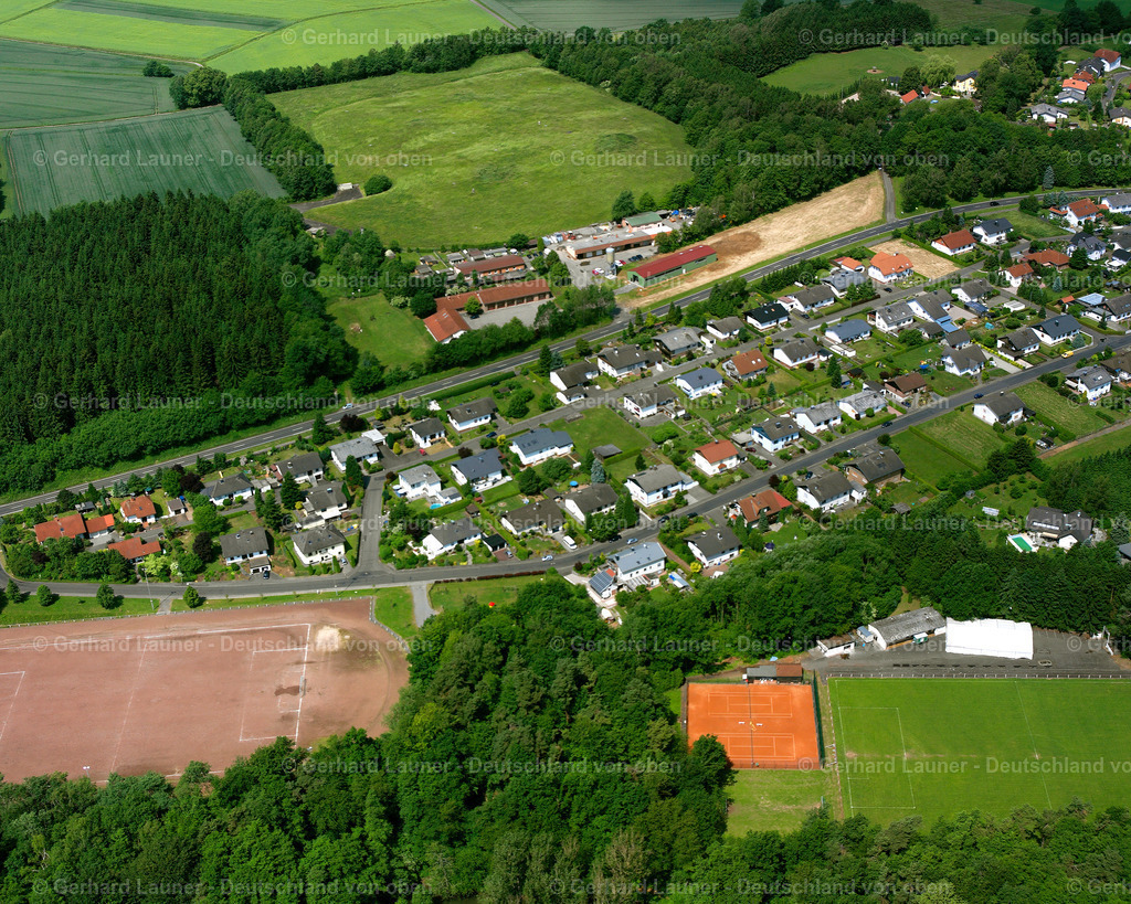 2614781 | NIEDER-OHMEN 06.08.2006 Landwirtschaftliche Nutzflächen und Feldgrenzen  umsäumen das Siedlungsgebiet des Dorfes in Nieder-Ohmen im Bundesland Hessen, Deutschland // Agricultural land and field boundaries surround the settlement area of the village  in Nieder-Ohmen in the state Hesse, Germany Foto: Gerhard Launer