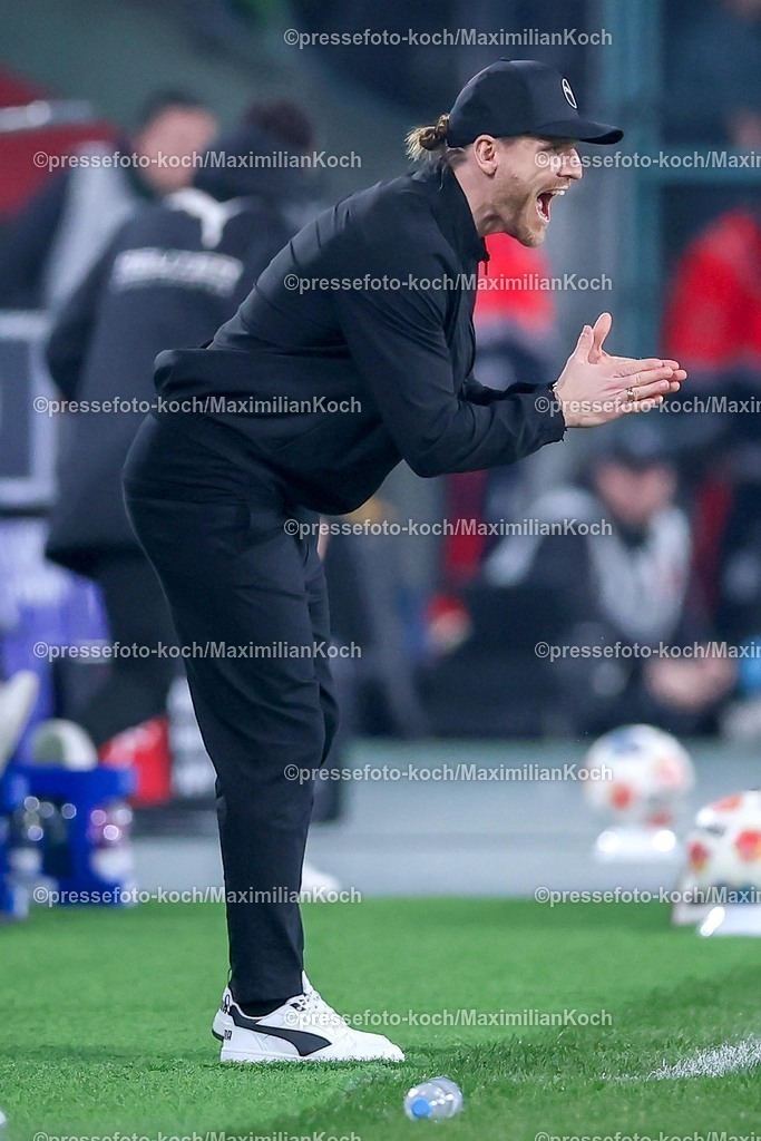 BMG13122502105 | 13.12.2025, Fußball, Borussia Mönchengladbach - VfL Wolfsburg, 1. Fußball Bundesliga, 14.Spieltag, Borussia-Park, Saison 2025 2026: Cheftrainer Eugen Polanski (Borussia Mönchengladbach) gestikulierend am Spielfeldrand    DFB regulations prohibit any use of photographs as image sequences and or quasi-video.