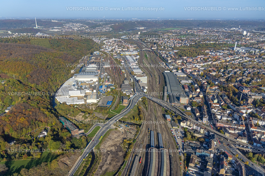 Hagen221015809 | Luftbild, Gewerbegebiet Sedanstraße, Bahnhofshinterfahrung, Waldgebiet Ruheforst Philippshöhe in Herbstfarben, Bahnhofsgelände, Altenhagen, Hagen, Ruhrgebiet, Nordrhein-Westfalen, Deutschland