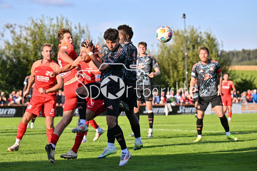SpVgg Hankofen-Hailing - FC Bayern Amateure | Ein Freistoss der Gaeste bringt nichts ein / Straufraum / Zweikampf / Duell