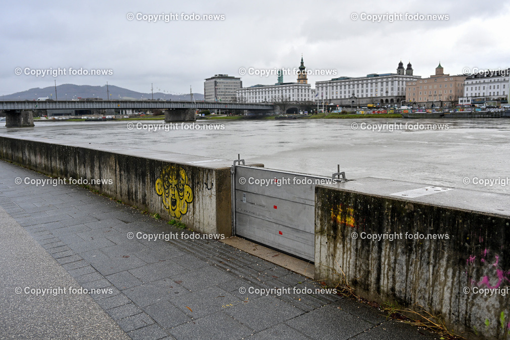 Linz_ Urfahr_ Hochwasserschutz_ 22.12.2023-4 | 22.12.2023, Linz, AUT, Urfahr, Hochwasser, im Bild Vorbereitung Hochwasserschutz Donaulaende Linz Urfahr, Donaustrand