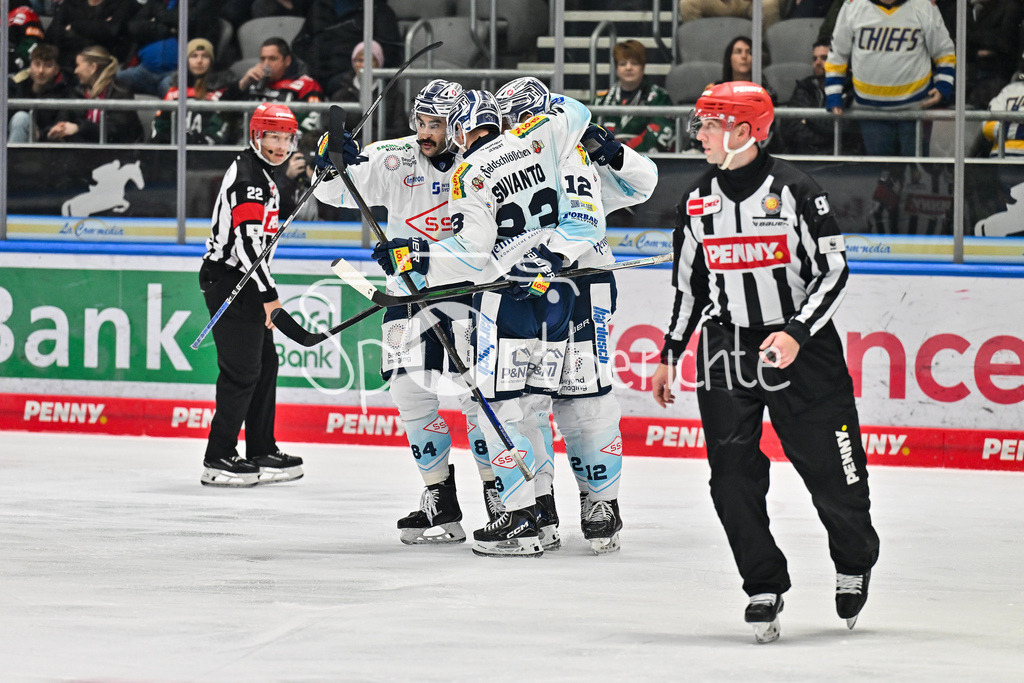 Augsburger Panther - Dresdner Eislöwen | AUGSBURG, GERMANY - 04. DECEMBER: Jubel der Gäste nach dem Treffer zum 1-1 durch Andrew YOGAN (Eislöwen Dresden 12) / Tor / Torschuetze / Freude / Happy / während dem Match zwischen den Augsburger Panthern und den Dresdner Eislöwen am 25 Spieltag der PENNY DEL im Curt Frenzel Stadion